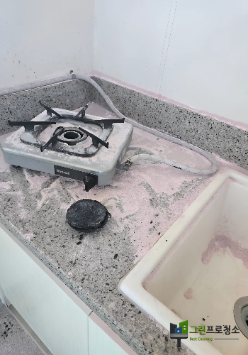 소화기 분말가루 청소 하는 중입니다.