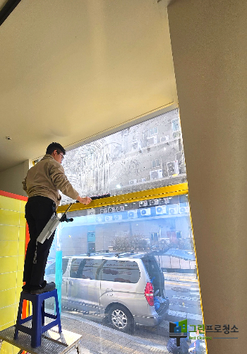 스티커 시트지 끈끈이제거 하는 중입니다.